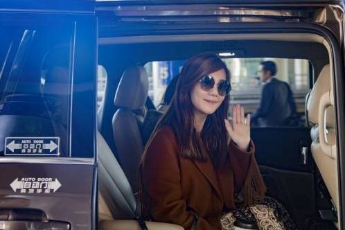 机场|梁静茹穿“奶茶装”走机场,零下10度仍然光腿配长裙,看着有点冷