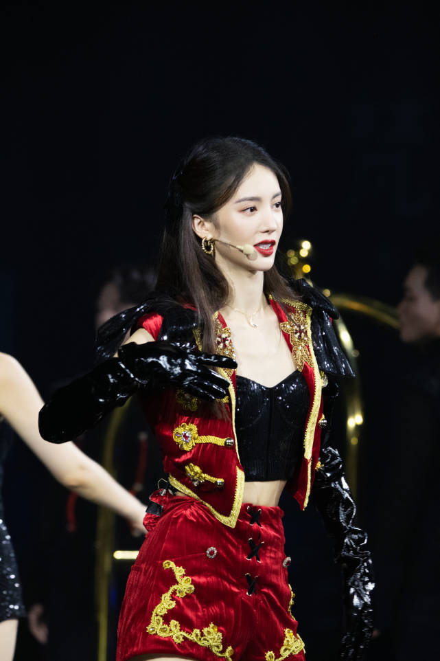 造型|原创婚纱造型出众，悬空一字马惊艳，她不出道难以收场