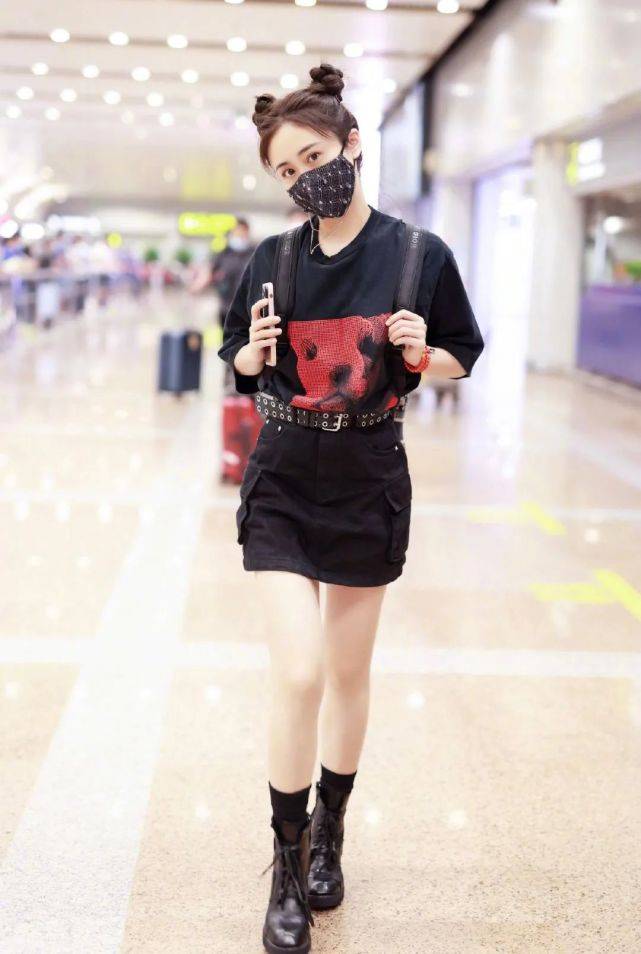 机场|小娇妻刘芸现身机场,穿复古深V牛仔裙配“糖葫芦辫”,娇俏迷人