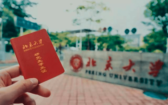 饰演多面体的邢凯轩去年9月还在网上晒自己北京大学的研究生学生证,是