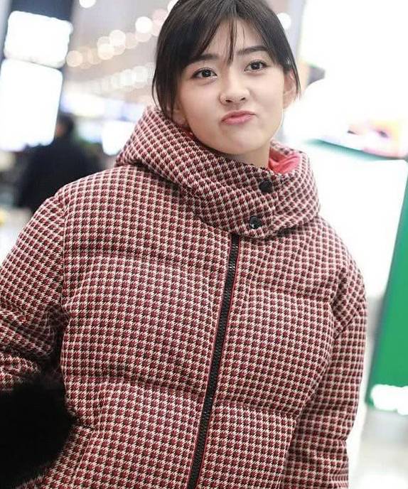 马尾|梁洁现身机场,穿格子棉衣配牛仔裤,扎马尾嘟嘴卖萌少女感爆棚