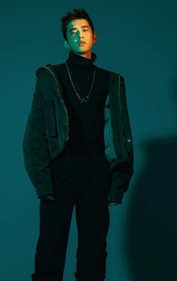 袖口|梁靖康怎么想的？西装外套拼接上“破烂”袖口，这样的时尚太难懂