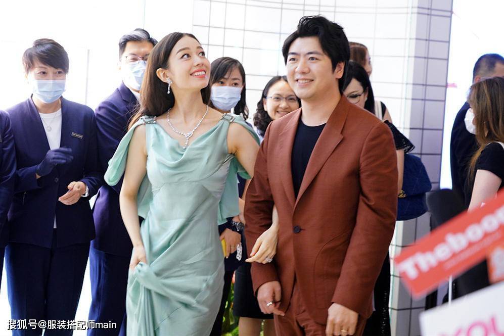 吉娜|40岁宋佳身材太好,穿曳地长裙比例惊艳,吉娜虽美却不及她有韵味