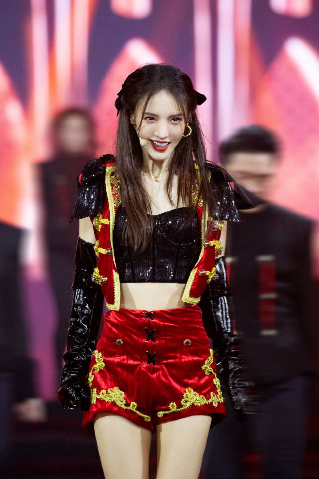 造型|原创婚纱造型出众，悬空一字马惊艳，她不出道难以收场