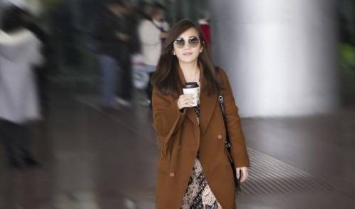 机场|梁静茹穿“奶茶装”走机场,零下10度仍然光腿配长裙,看着有点冷