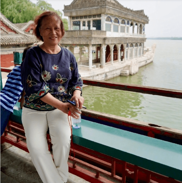 花衫|孙俪婆婆罕见现身，印花衫配小白裤很减龄，74岁P图照高挑显个