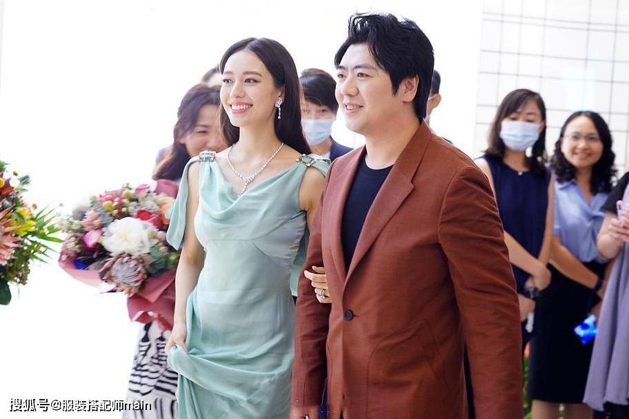 吉娜|40岁宋佳身材太好,穿曳地长裙比例惊艳,吉娜虽美却不及她有韵味