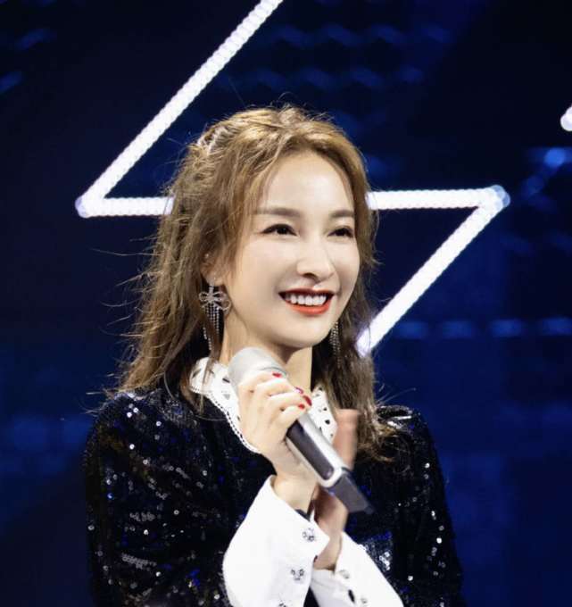 吐槽|原创吴昕和张萌同台主持,被吐槽气场太弱,到底谁不如谁?