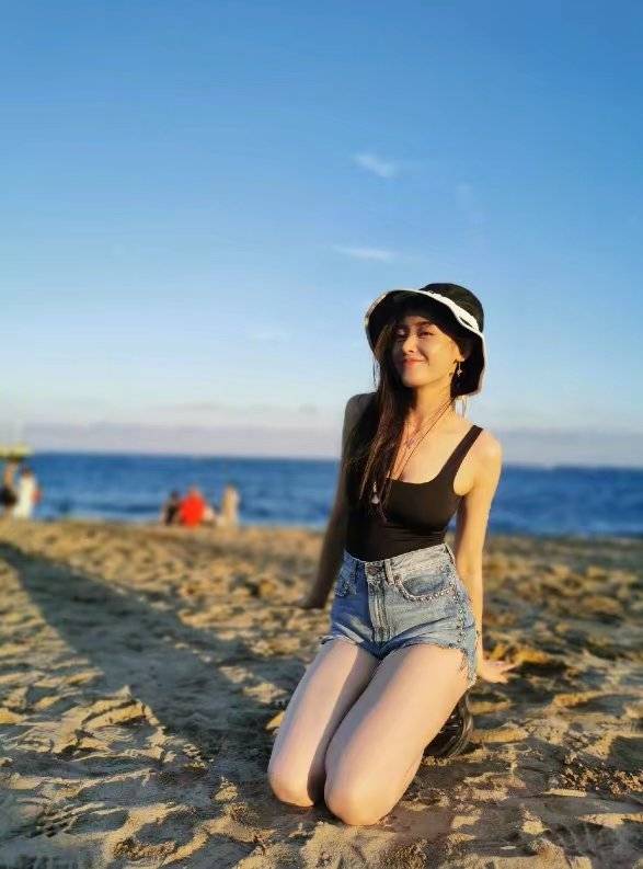 姿势|张天爱“沙滩美照”解锁新姿势，身材比例惹心动，体重过百做不到