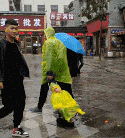 搞笑gif:哥们,我见你一次笑一次,你这头型和表情太般配了