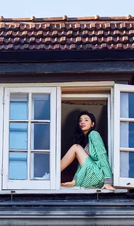 姿势|张天爱“沙滩美照”解锁新姿势，身材比例惹心动，体重过百做不到