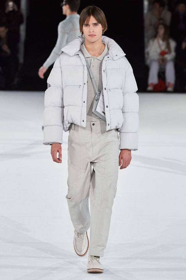 身材修长|他15岁出道成为高奢代言人，身材修长长相老气，被嘲不如老爸？