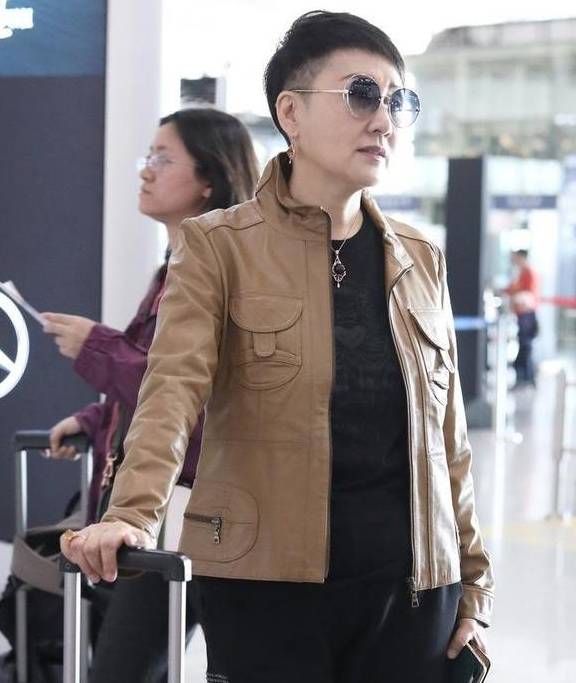 毛寸|“国民丈母娘”张凯丽走机场，鬓角剃的比毛寸还短，看着就不好惹