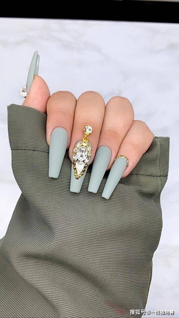 款式|收藏贴丨9款初秋温柔系美甲，让你的双手显白又高级!
