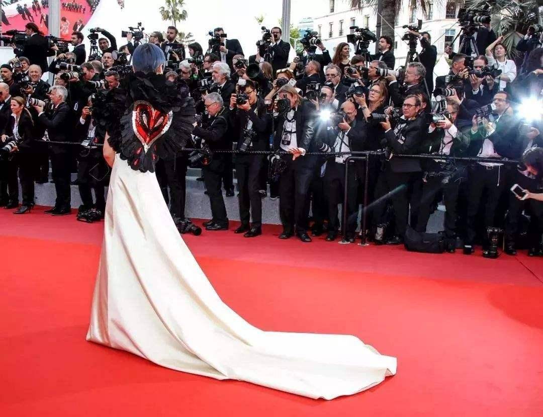 明星|女艺人的红毯礼服，只会亮相一次，走完后怎样处理？