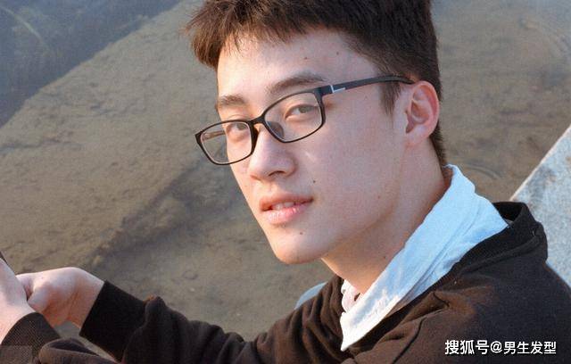 短发|男生不要留“过耳”发型了，这4款短发干净帅气，很适合天热剪