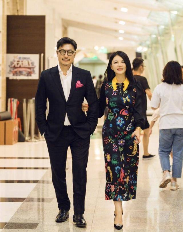 心肝宝贝|原创李湘晒女儿喝酸奶，喊心肝宝贝心情好，王诗龄尖下巴、大长腿抢镜