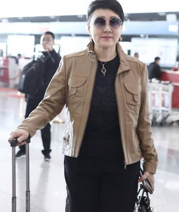 毛寸|“国民丈母娘”张凯丽走机场，鬓角剃的比毛寸还短，看着就不好惹