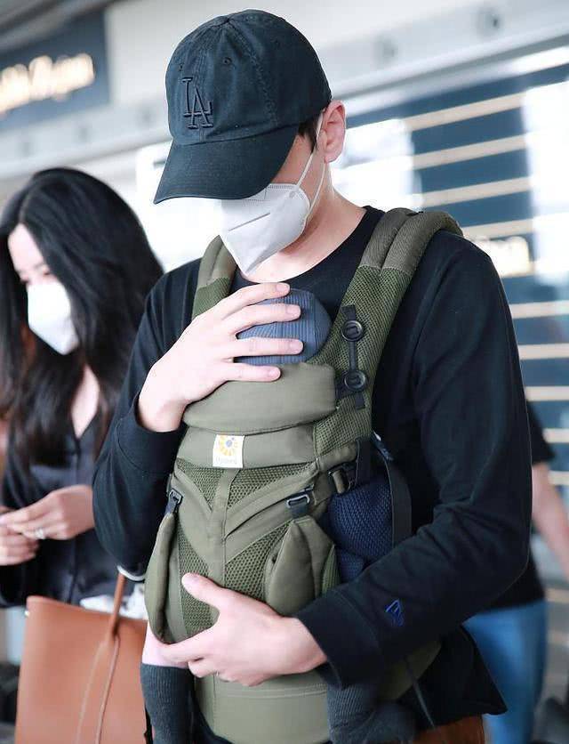李光洁抱娃现身机场，有谁注意镜头之外妻子隋