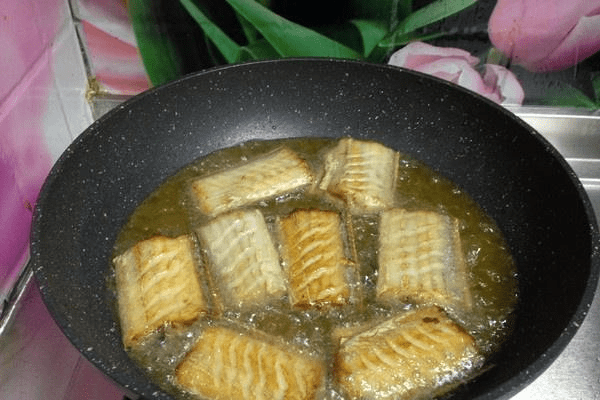 怎么煎鱼不会炸 1a6a4761f0544693af913ad30d4c85b0.png