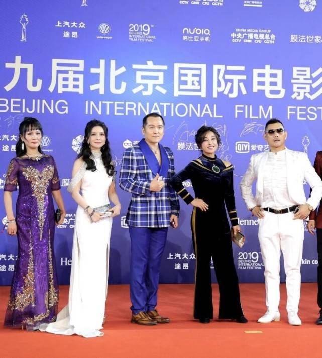 芭比|65岁刘晓庆参加活动，穿芭比粉风衣长裙，比年轻主持人还有气势