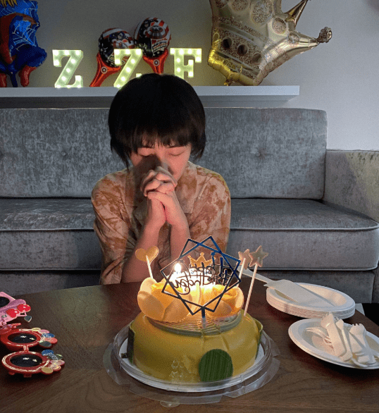 自己怎么给自己过生日拍照 8c2ae0c92cce4382a53c8975623d4d0f.png