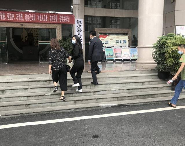 妈妈|原创妈妈被撞案开庭审理，谭松韵一身黑色素衣现身，情绪稳定