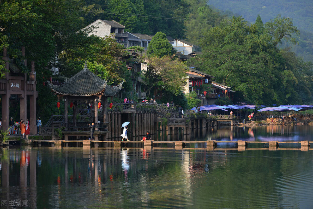 这处景点就是在四川当地小有名气的柳江古镇,它的位置在洪雅县三十多