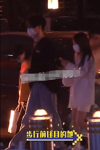 李小璐与友聚会获年轻男子全程陪同,喝水都要别人递