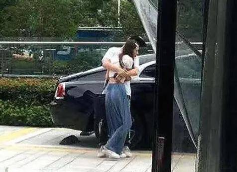 甜仇官宣与王思聪分手，疑好友发声：她要的是