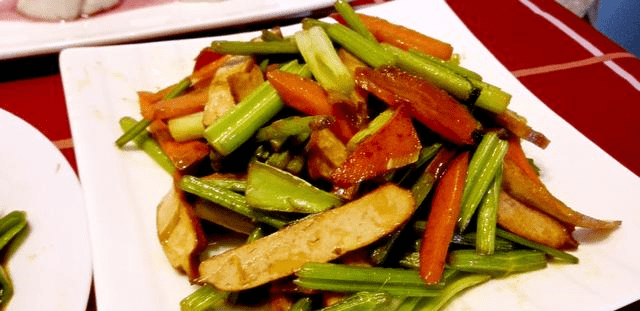 炒芹菜放点胡萝卜可以不 e60f130353224d409cd31cfc41ad25d6.png