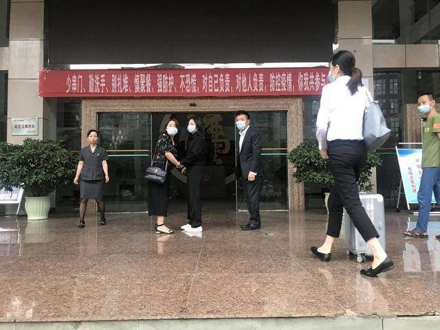 妈妈|原创妈妈被撞案开庭审理，谭松韵一身黑色素衣现身，情绪稳定