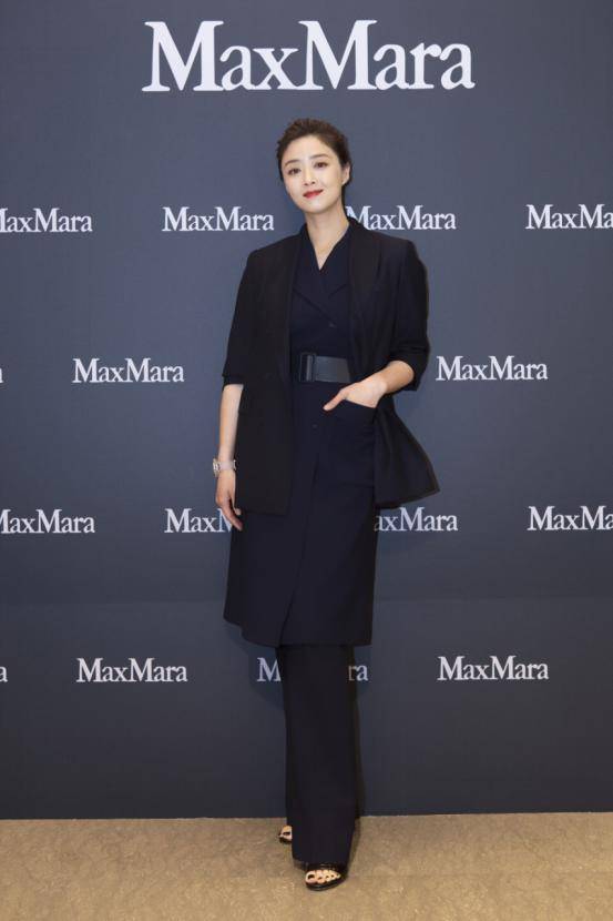 高调|蒋欣瘦下来好美,身穿黑色针织衫高调秀身材,“小鸟腿”好抢眼