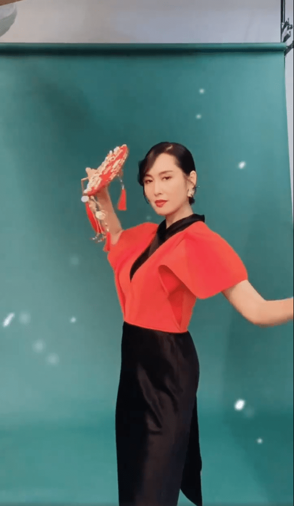 蔡少芬|蔡少芬和朱茵姐妹同框，都穿红色系裙子，一高一低好可爱