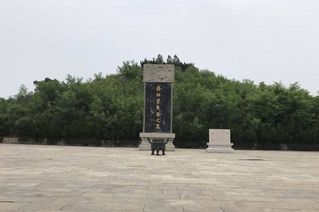 齐桓公元年(公元前685年)受鲍叔牙推荐,担任齐国国相,并被尊为"仲父"
