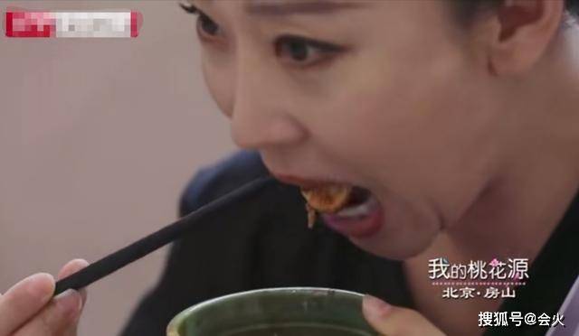 豪宅|原创苗圃街边吃面条很朴素，嫁大21岁老公住宽敞豪宅，生活却接地气