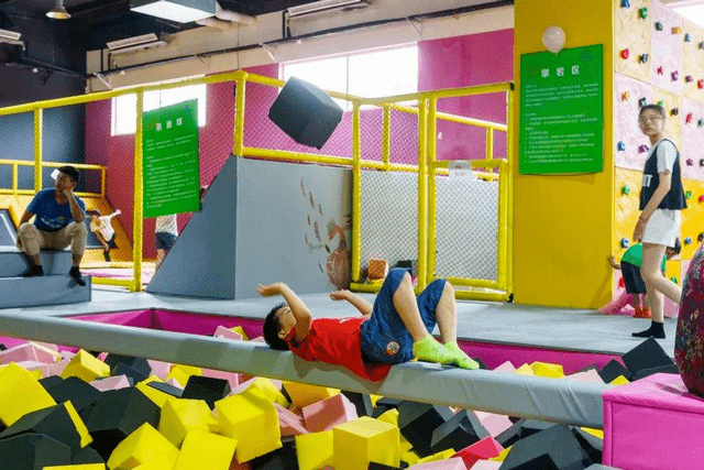 孩子|女童被风筝甩至半空，所幸只是惊吓，群众的举动真的太暖了