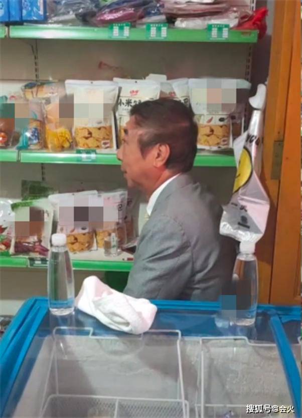 孙子|原创62岁冯巩演出竟也会紧张？候场沉默不语一动不动，身上西装皱皱巴巴