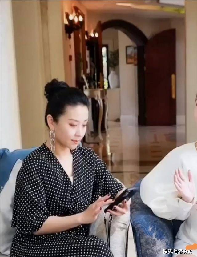 豪宅|原创苗圃街边吃面条很朴素，嫁大21岁老公住宽敞豪宅，生活却接地气