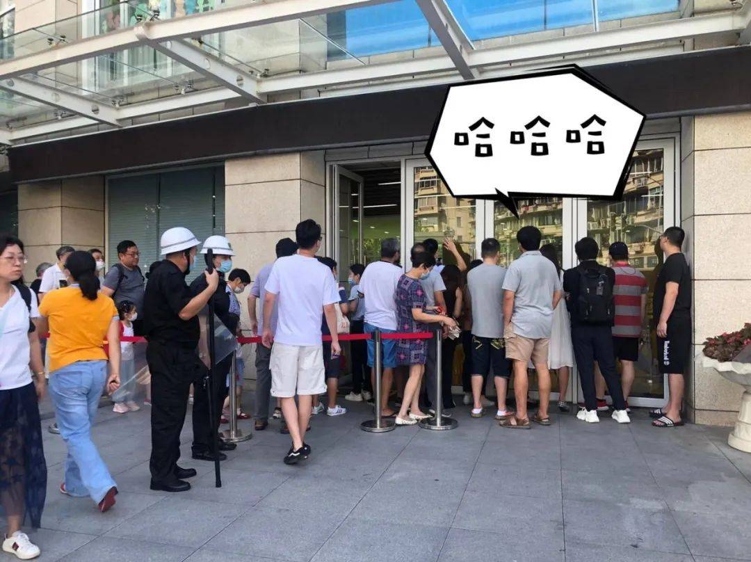 家长|神兽归笼现场！上海150万小学生今天开学！妈趴窗，爹爬树，场面过于激动~