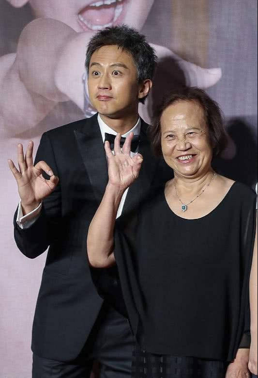 显得|原创邓超妈妈慈眉善目，穿的也很普通，拍照皱纹明显还有老年斑！