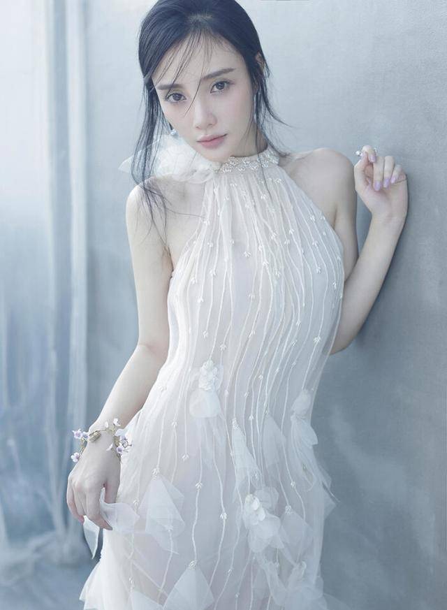 原创李小璐神秘现身豪华游艇party，​全程有异性陪伴，喝水都让助理拿？