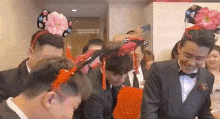 婚礼|原创邓伦当伴郎高清照曝光，婚礼上哭成泪人，拿纸巾擦眼泪变小哭包