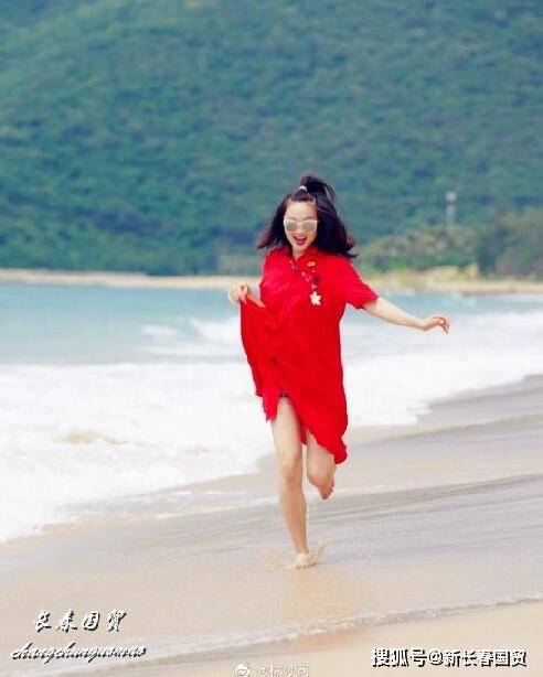 21岁林妙可近照曝光,穿红裙赤脚海边奔跑甜美可爱