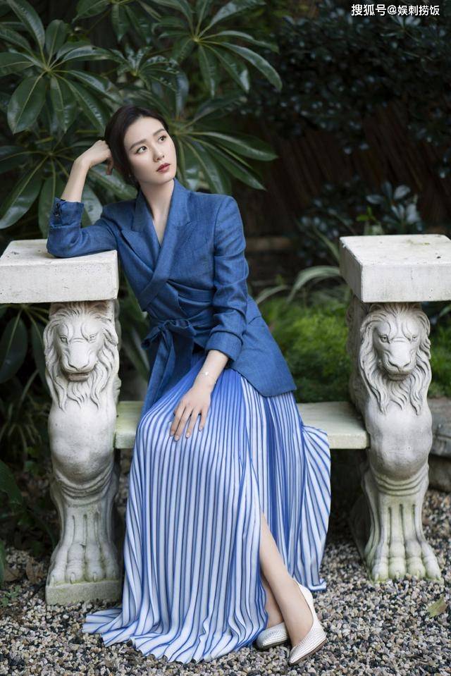 都美|刘诗诗产后每次现身都美出新高度，一身蓝色静谧典雅气质满分
