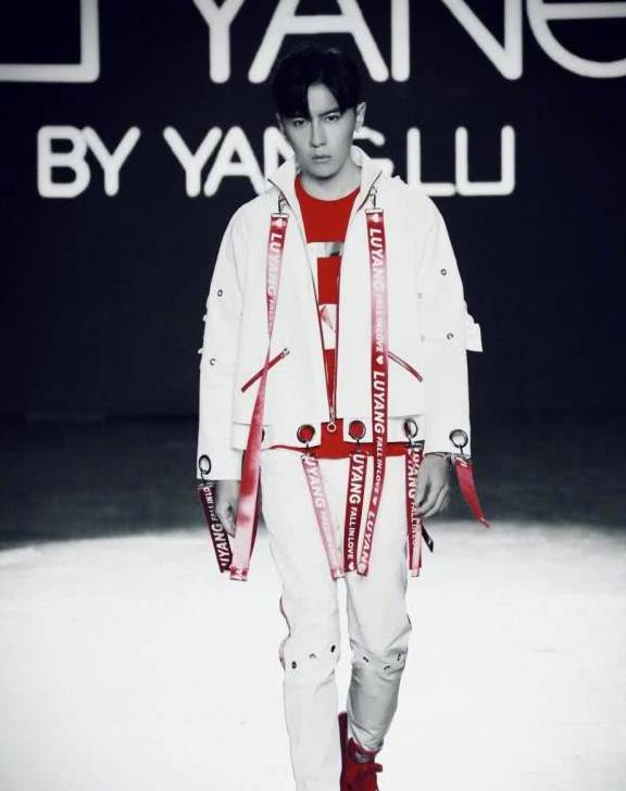 服装|唐禹哲气场全开，红白服装搭配走秀，流行元素丝带潮范儿十足
