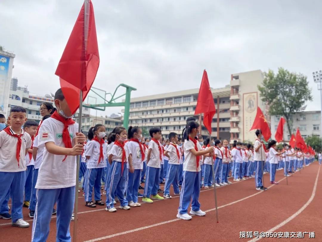 民警江文梓在安康市第一小学,安康交警用通俗易懂的语言结合互动问答