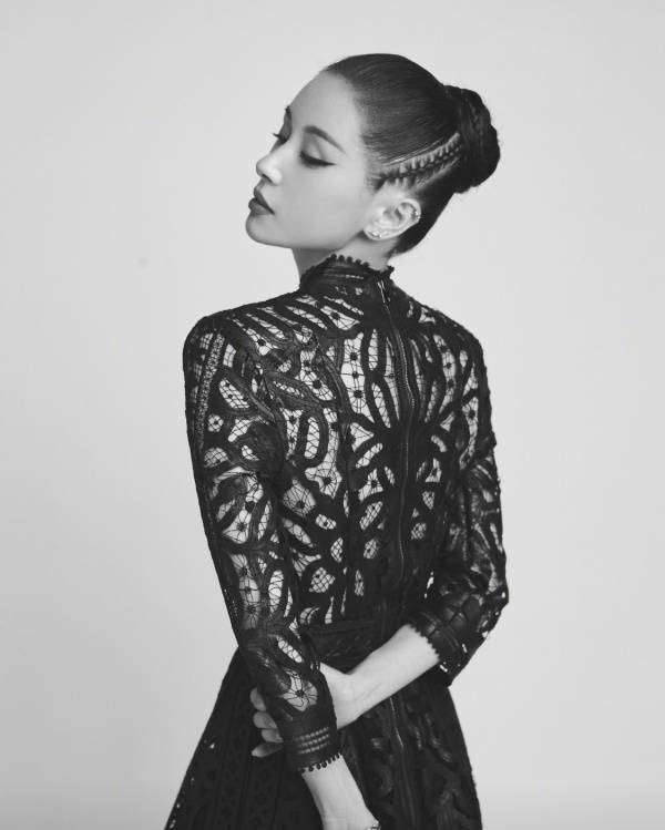 显高|王子文长发造型甩掉路人感，格纹连衣裙显气质又显高，小个子必看！