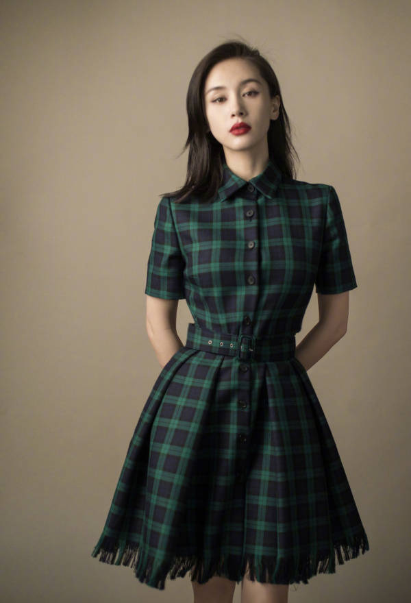 显高|王子文长发造型甩掉路人感，格纹连衣裙显气质又显高，小个子必看！