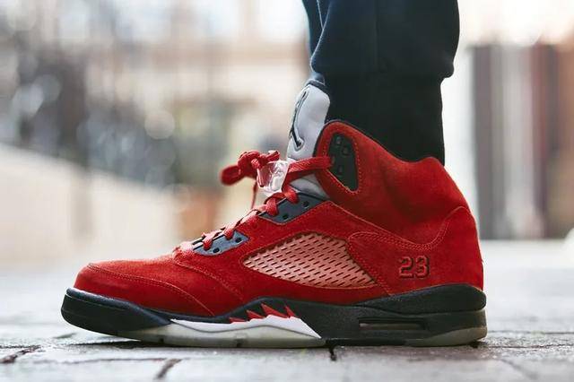 据悉,air jordan 5 "愤怒的公牛"将在  2021 年春夏复刻回归,售价为